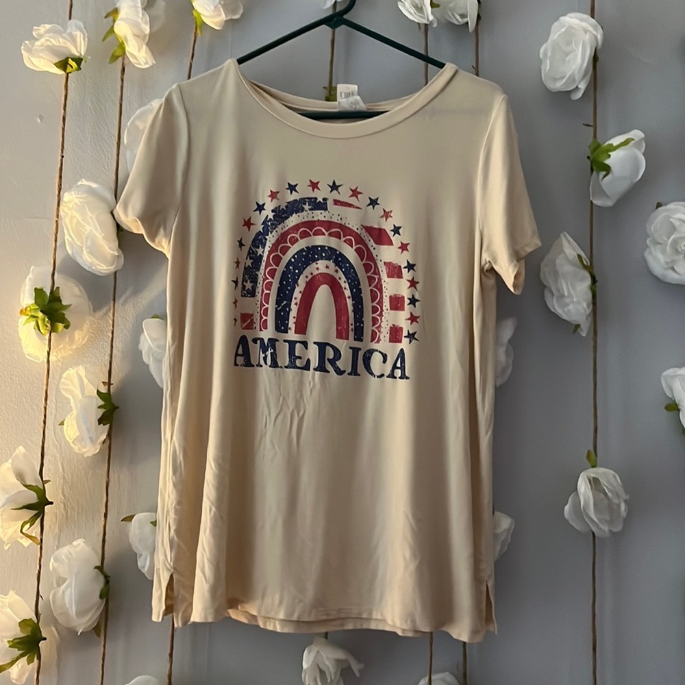 Super comfortable ‘America’ shirt. Nothing is wrong/ damaged on it.